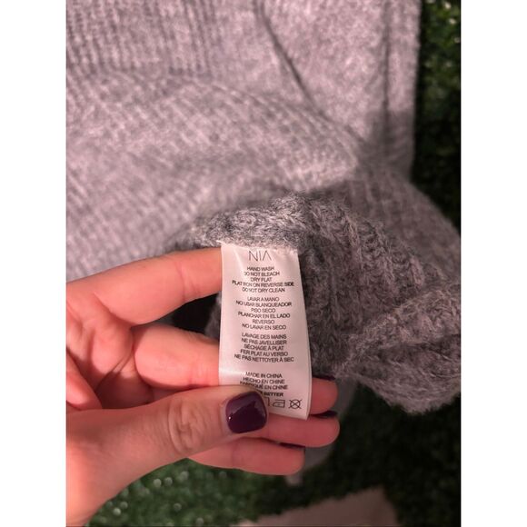 NIA CLOTHING GRAY CROPPED CHUNKY SWEATER SZ XS - Picture 3 of 3
